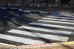 trottoar längs de väg för fotgängare trafik. foto