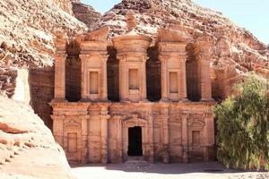 gammal nabataean tempel ristade ut av sten på petra foto