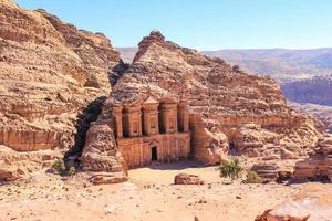 gammal nabataean tempel ristade ut av sten på petra foto