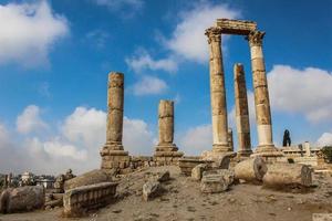 gammal grekisk pelare i amman, jordan foto