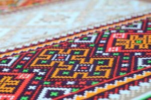 traditionell ukrainska folk konst stickat broderi mönster på textil- tyg foto