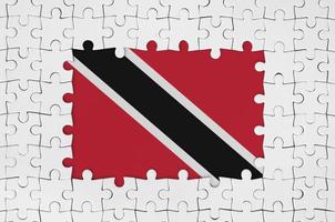 trinidad och tobago flagga i ram av vit pussel bitar med saknas central del foto