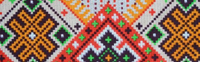 traditionell ukrainska folk konst stickat broderi mönster på textil- tyg foto