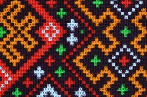 traditionell ukrainska folk konst stickat broderi mönster på textil- tyg foto