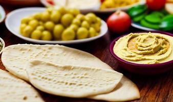 friska mat. traditionell nyligen tillverkad organisk hummus. foto