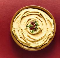 friska mat. traditionell nyligen tillverkad organisk hummus. foto