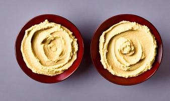 friska mat. traditionell nyligen tillverkad organisk hummus. foto