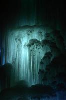 stor block av is frysta vattenfall eller grotta bakgrund foto