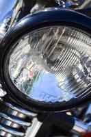 fragment av kromat skinande lampa av gammal klassisk motorcykel foto