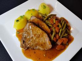 traditionell tysk kök en nötkött pott steka med grönsaker och potatisar foto