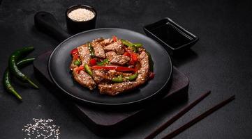 utsökt asiatisk teriyaki kött med röd och grön klocka paprikor foto