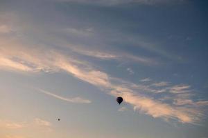 flyg av en två ballong i de himmel i de morgon- på soluppgång eller i de kväll på solnedgång. resa förbi luft eller äventyr foto
