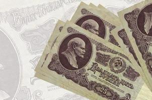 25 ryska rubel räkningar lögner i stack på bakgrund av stor halvtransparent sedel. abstrakt presentation av nationell valuta foto