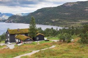 skön landskap av Norge hem med grön tak och, bergig terräng och reservoarer foto