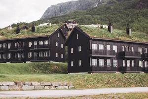 norge, traditionell hus i de bergen med gräs på de tak. foto