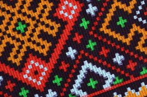 traditionell ukrainska folk konst stickat broderi mönster på textil- tyg foto