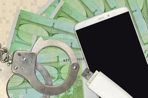 100 euro räkningar och smartphone med polis handklovar. begrepp av hackare nätfiske attacker, olaglig lurendrejeri eller skadliga program mjuk distribution foto