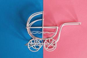 årgång bebis sittvagn på rosa och blå bakgrund. pojke eller flicka fråga foto