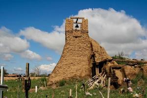 gamla klocktorn från San Geronimo kapell i Taos Pueblo, USA foto