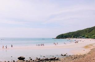 landskap av sommar strand hav se i thailand foto