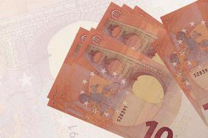 10 euro räkningar lögner i stack på bakgrund av stor halvtransparent sedel. abstrakt presentation av nationell valuta foto