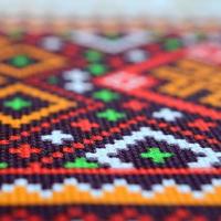 traditionell ukrainska folk konst stickat broderi mönster på textil- tyg foto