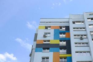 ny multy våning bostads- byggnad och blå himmel foto