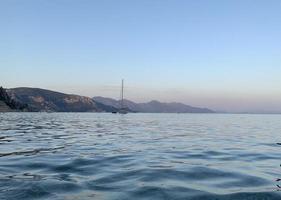 grön berg. aegean hav. medelhavs hav landskap. tapet, bakgrund. foto