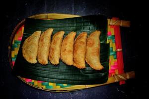 asiatisk traditionell mat jhal puli pitha. plats - bogura, bangladesh. datum - 24 november 2022 foto