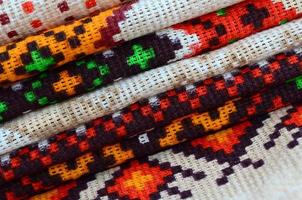 stack av traditionell ukrainska folk konst stickat broderi mönster på textil- tyg foto