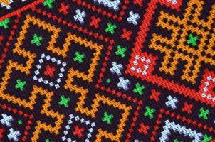 traditionell ukrainska folk konst stickat broderi mönster på textil- tyg foto