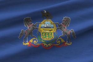Pennsylvania oss stat flagga med stor veck vinka stänga upp under de studio ljus inomhus. de officiell symboler och färger i baner foto