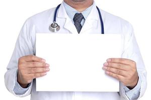en manlig läkare med en vit papper där är rum för skrivning en meddelande. vit bakgrund. begrepp av medicinsk tjänster. kopia Plats foto