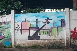 jakarta, indonesien i oktober 2022. jakartas mural artister kärlek till måla på de väggar av de cakung cilincing gata foto