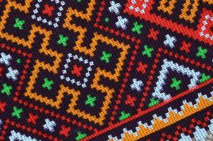 traditionell ukrainska folk konst stickat broderi mönster på textil- tyg foto