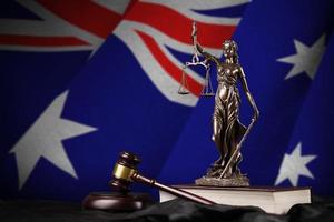 Australien flagga med staty av lady rättvisa, konstitution och bedöma hammare på svart draperi. begrepp av dom och skuld foto