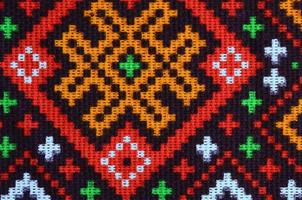 traditionell ukrainska folk konst stickat broderi mönster på textil- tyg foto