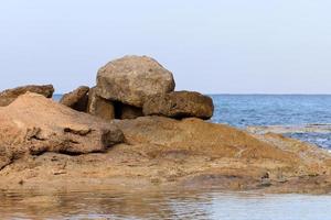 stenar på de Strand av de medelhavs hav. foto