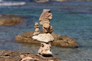 stenar på de Strand av de medelhavs hav. foto