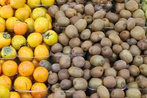 färsk grönsaker och frukt är såld på en basar i israel. foto