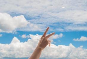 bön- händer på blå himmel bakgrund, ung man bad, religion och andlighet med tro foto