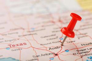 röd prästerlig nål på en Karta av usa, texas och de huvudstad austin. närbild Karta texas med röd kryssa foto