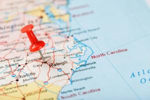 röd prästerlig nål på en Karta av usa, söder norr Carolina och de huvudstad raleigh. stänga upp Karta av söder norr Carolina med röd kryssa, förenad stater Karta stift foto