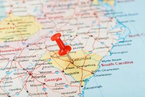 röd prästerlig nål på en Karta av usa, söder söder Carolina och de huvudstad columbia. stänga upp Karta av söder söder Carolina med röd kryssa, förenad stater Karta stift foto