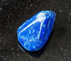 polerad lapis lazuli lazurit sten på svart foto
