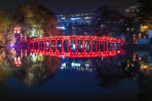 resa i vietnam begrepp, röd bro i hoan kiem sjö, ha nej, vietnam, landmärke, landskap. foto