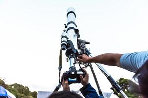 tar astronomi Foto bild med en teleskop och dslr kamera.