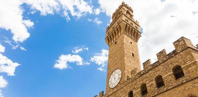 Florens, Italien. det gamla palatstornet - som heter palazzo vecchio - med blå himmel. kopiera utrymme, ingen. foto