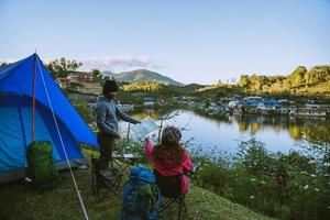 asiatiska par bergsläger i lantliga byar, nära sjön, reseidéer, camping, avkopplande semester.i thailand foto