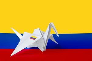 colombia flagga avbildad på papper origami kran vinge. handgjort konst begrepp foto